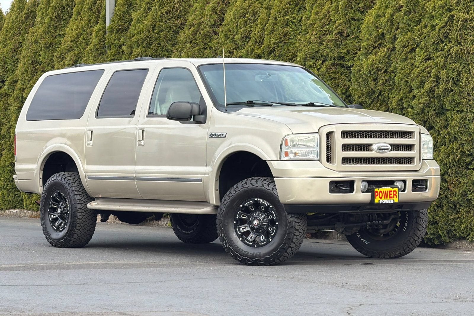2005 Ford Excursion — side profile view