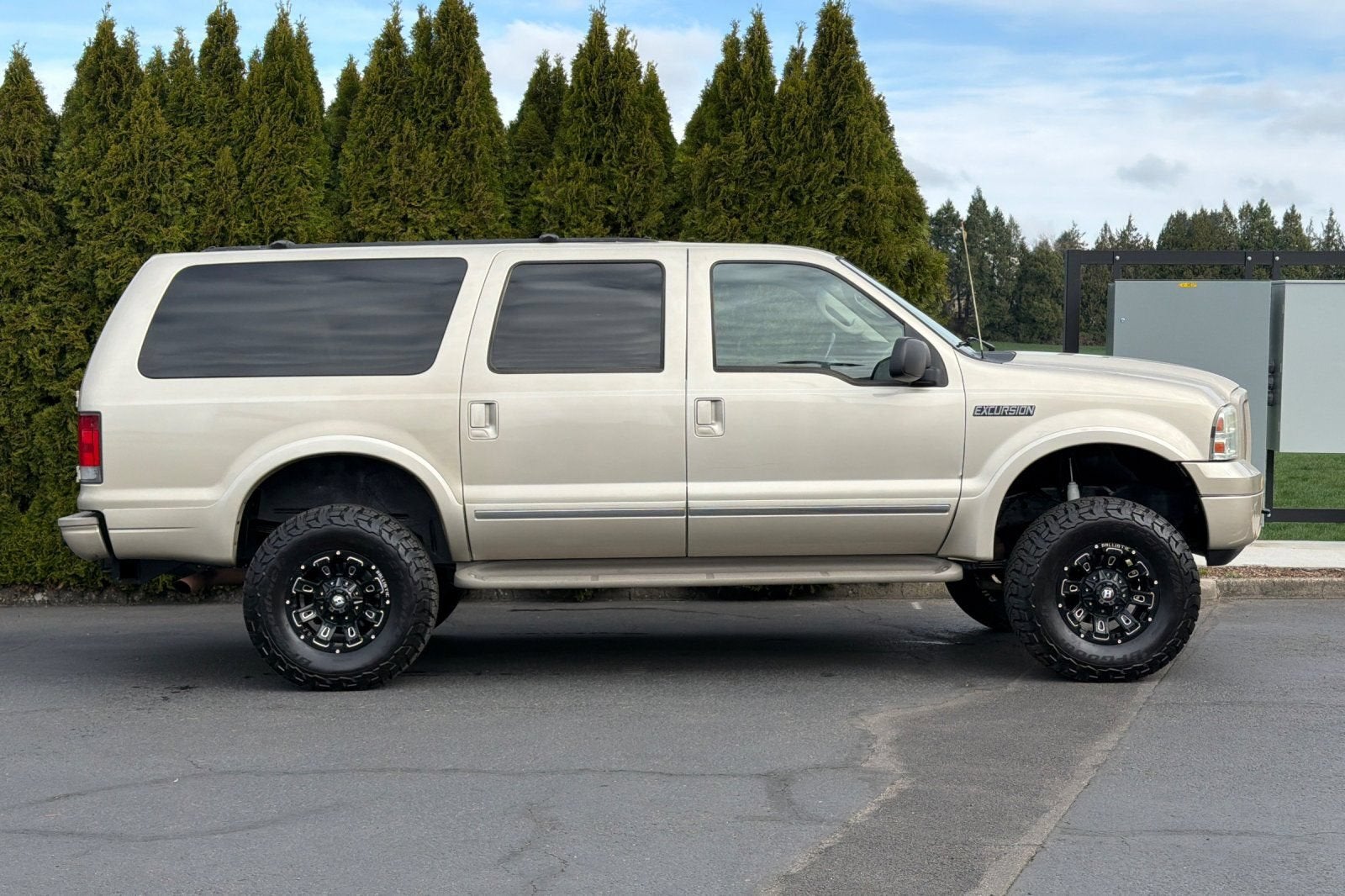 2005 Ford Excursion — rear three-quarter view
