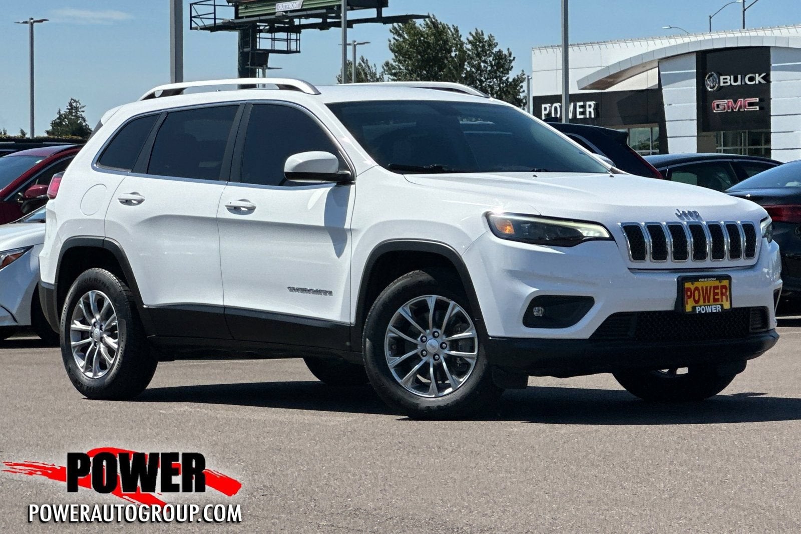 2019 Jeep Cherokee Latitude Plus in Bright White Clea — front three-quarter view