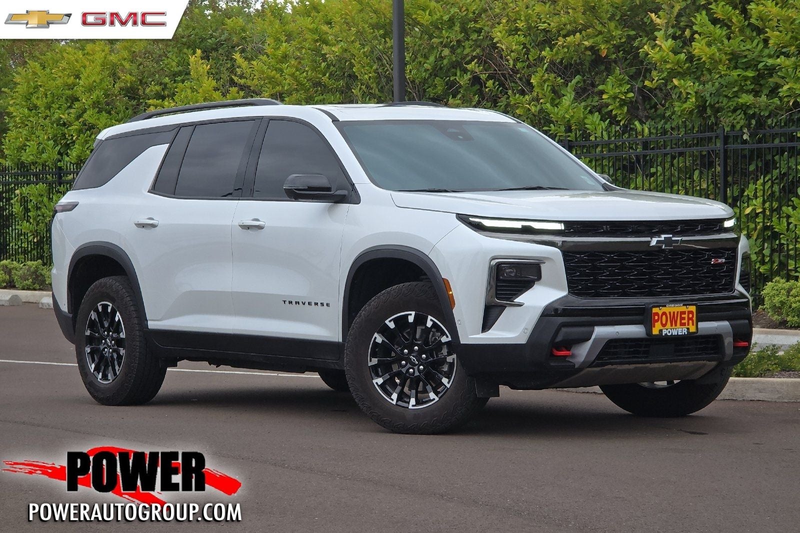 2024 Chevrolet Traverse Z71 in Pearl — front three-quarter view